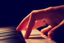 几次三番惹怒对手惨被暴打，这家伙跟白痴一样，总喜欢激怒对手.